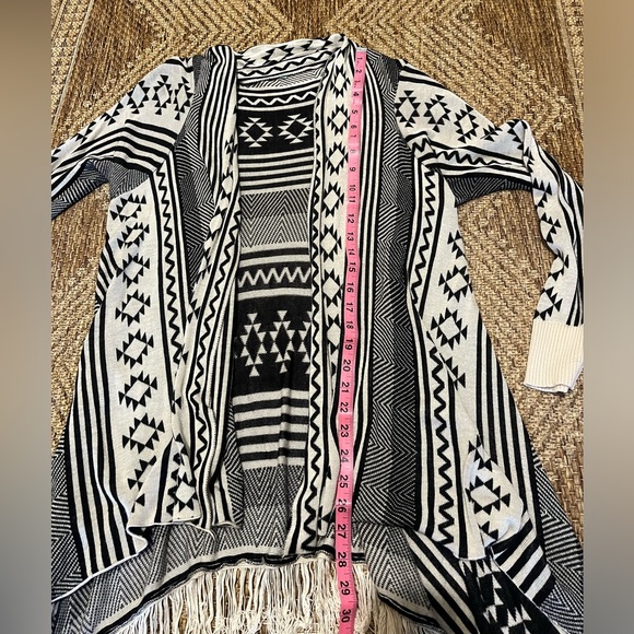 Women’s Geometric Pattern Lightweight Sweater - Size M - Picture 4 of 4